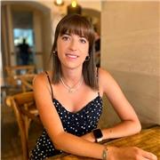Soy profesora en una academia de inglés, y principalmente trabajo dando clases de inglés a niños. Apasionada de los idiomas